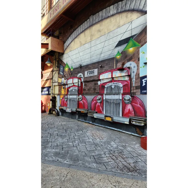 Mural con temática de camión de bomberos en Depot Island en American Village en Chatan, Okinawa