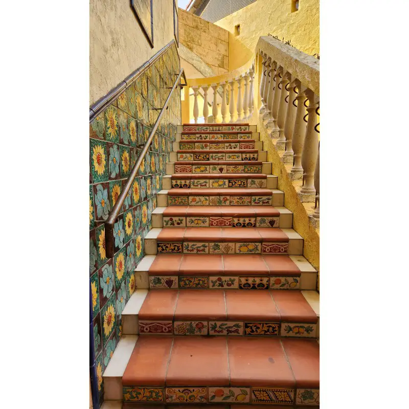 Escalera de azulejos coloridos en American Village en Chatan, Okinawa