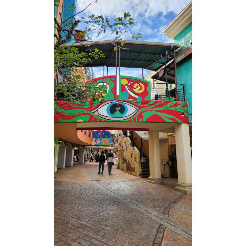 Mural colorido con un gran ojo en un pasillo en American Village en Chatan, Okinawa