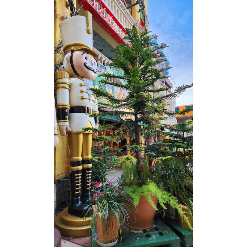 Estatua gigante de cascanueces junto a Christmas Land en American Village en Chatan, Okinawa