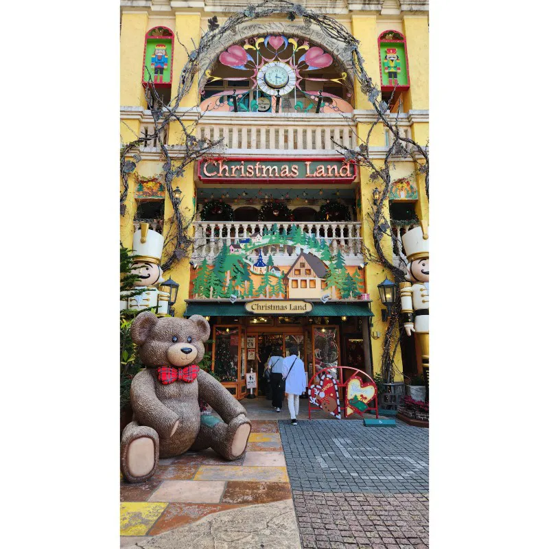 Entrada de Christmas Land con oso de peluche y decoraciones navideñas en American Village en Chatan, Okinawa