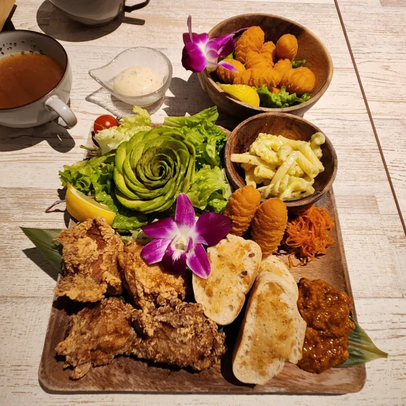 Comida de estilo hawaiano con pollo frito, ensalada, pasta y pan en Kapuka Café en American Village en Chatan