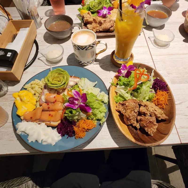 Menú hawaiano con ensalada, karaage, salmón ahumado y bebidas tropicales en Kapuka Café en Chatan, Okinawa