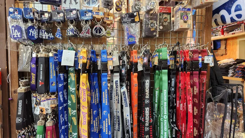 Llavero y cordones de equipos deportivos a la venta en American Village en Chatan, Okinawa