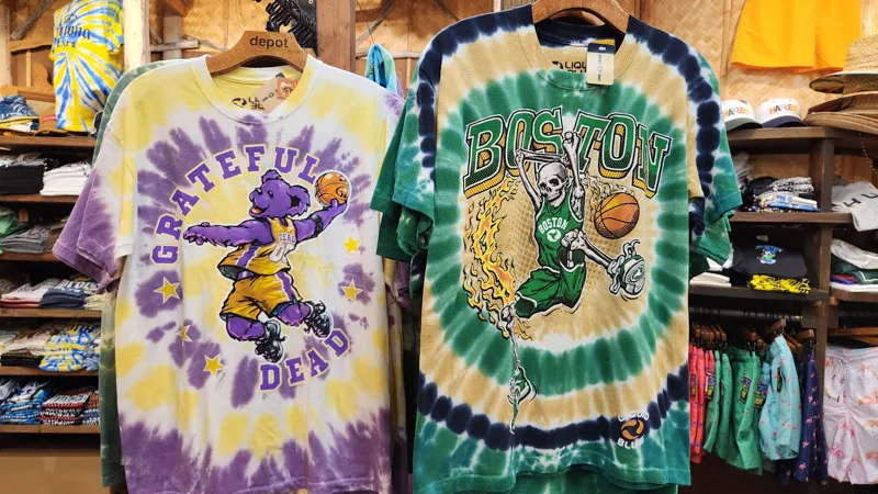 Camisetas tie-dye con diseños de baloncesto y música en una tienda en American Village en Chatan, Okinawa