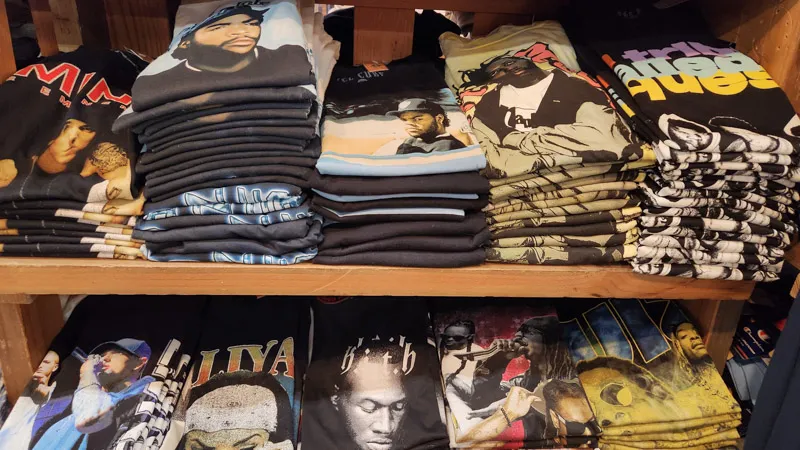 Camisetas de rap y hip-hop dobladas en estantes en American Village en Chatan, Okinawa