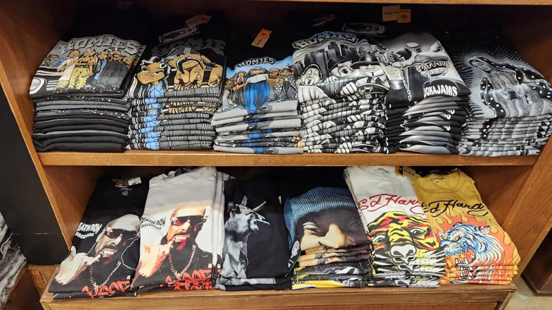 Camisetas de streetwear gráficas dobladas en estantes en American Village en Chatan, Okinawa