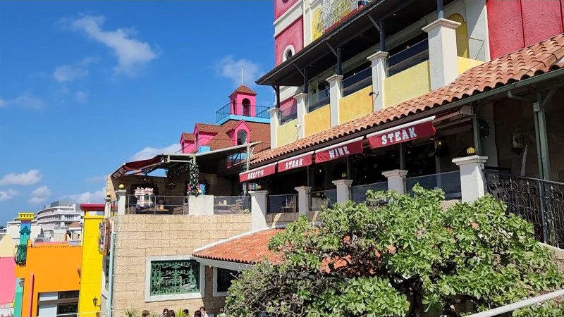 Edificio colorido con restaurante de carne y vino en American Village en Chatan, Okinawa