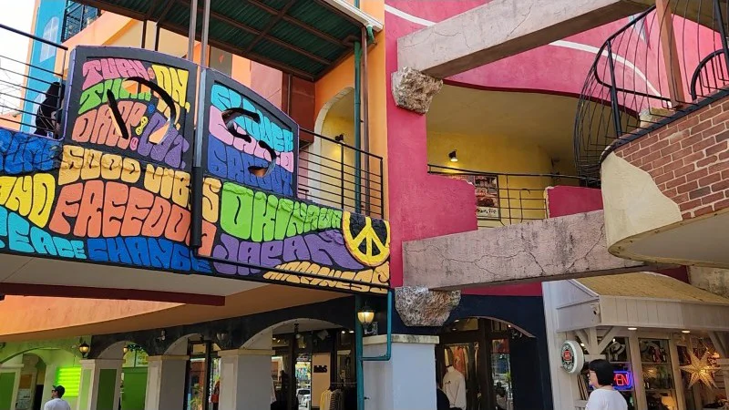 Mural de paz y libertad en American Village en Chatan, Okinawa