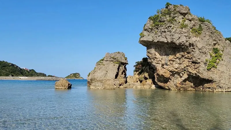 Gran roca rodeada de agua tranquila y cristalina en Hamahigajima