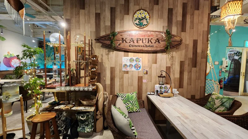 Letrero con forma de tabla de surf del Hawaiian Café Kapuka en American Village en Chatan, Okinawa