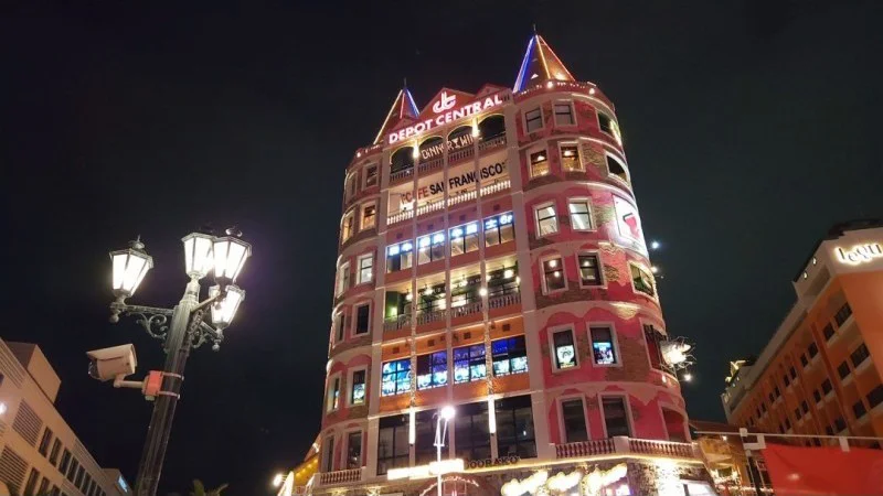 Torre de Depot Central iluminada de noche en American Village en Chatan, Okinawa