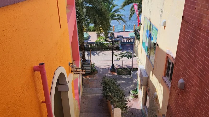 Callejón con palmeras que conduce al océano en American Village en Chatan, Okinawa