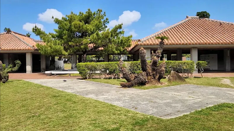 Edificio con techos rojos tradicionales en el Parque Deportivo de Kitanakagusuku Okinawa