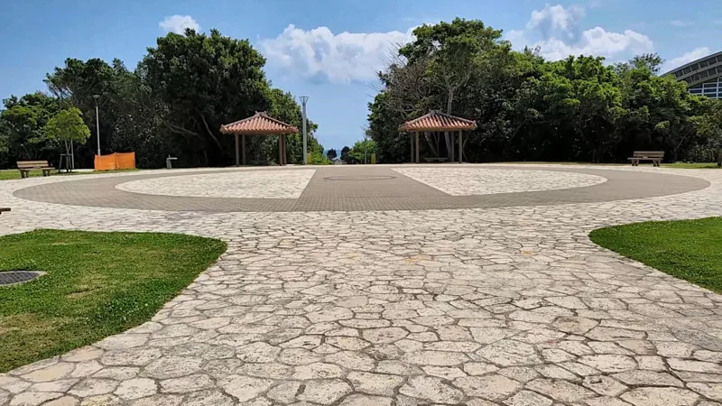 Explanada pavimentada con pabellones en el Parque Deportivo de Kitanakagusuku Okinawa