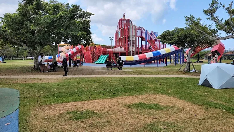 Gran área de juegos con toboganes en el Parque Deportivo de Kitanakagusuku Okinawa