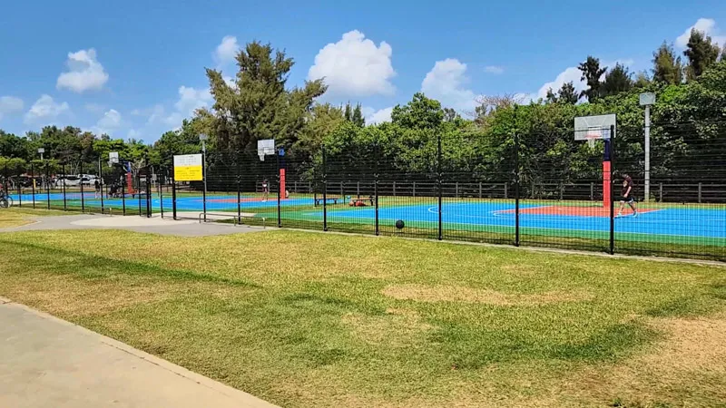 Canchas de baloncesto exteriores en el Parque Deportivo de Kitanakagusuku Okinawa