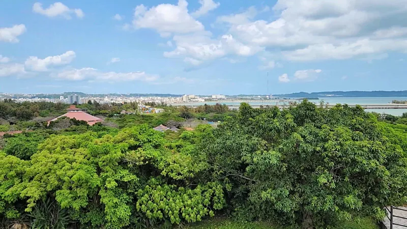 Vista panorámica de Kitanakagusuku y el mar desde el parque deportivo