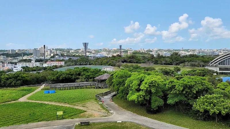 Vista aérea de las instalaciones deportivas y zonas verdes en Kitanakagusuku