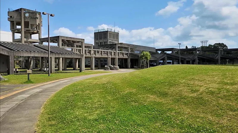 Edificio administrativo del parque deportivo de Kitanakagusuku, Okinawa