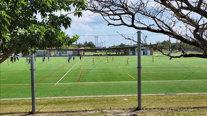 Partido de fútbol en césped sintético en el Parque Deportivo de Kitanakagusuku Okinawa