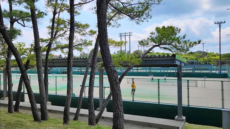 Canchas de tenis con jugadores en el Parque Deportivo de Kitanakagusuku Okinawa