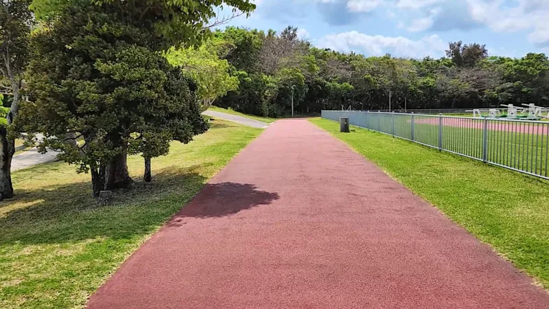 Pista de atletismo roja cerca de los campos deportivos en Kitanakagusuku Okinawa