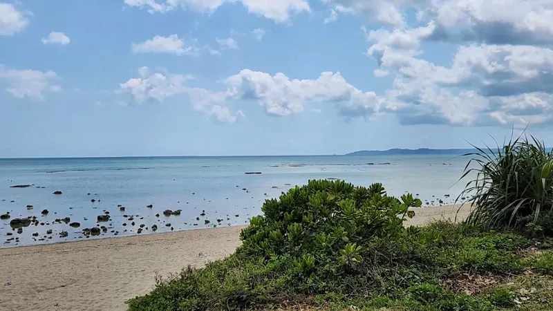 Vista de la playa y el mar desde el Parque Deportivo de Kitanakagusuku Okinawa