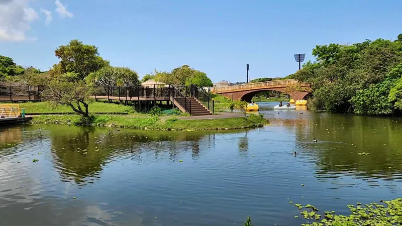 Estanque y puente de ladrillo en el Parque Deportivo de Kitanakagusuku Okinawa