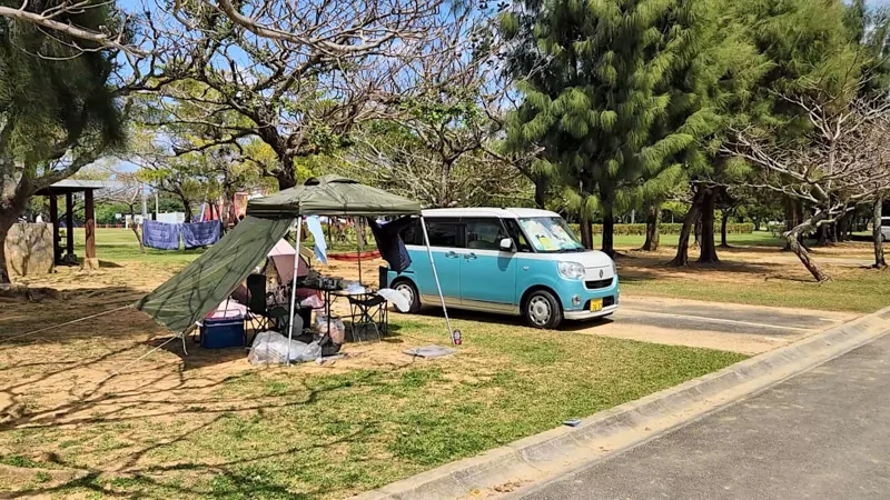 Área de camping con coche acondicionado en el Parque Deportivo de Kitanakagusuku Okinawa