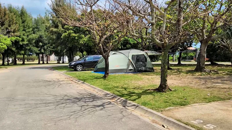 Área de camping con tienda instalada en el Parque Deportivo de Kitanakagusuku Okinawa