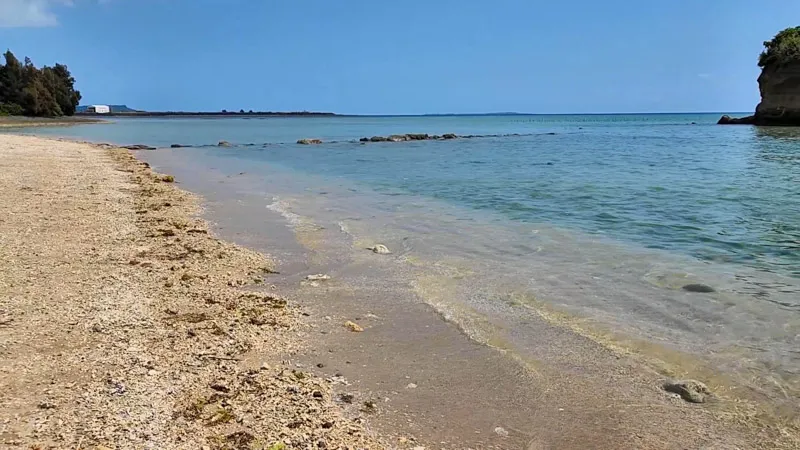 Playa de arena fina y aguas turquesas cerca del Parque Deportivo de Kitanakagusuku Okinawa