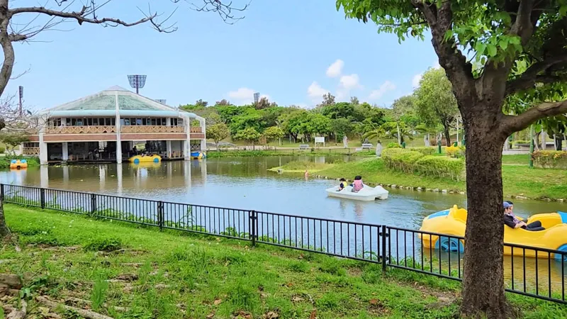 Botes de pedales amarillos y blancos en el estanque del Parque Deportivo de Kitanakagusuku Okinawa